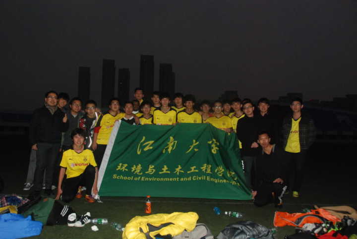 环土学院在江南大学2015“校长杯”学生足球赛中夺得B组桂冠