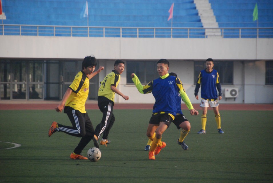 环土学院在江南大学2015“校长杯”学生足球赛中夺得B组桂冠