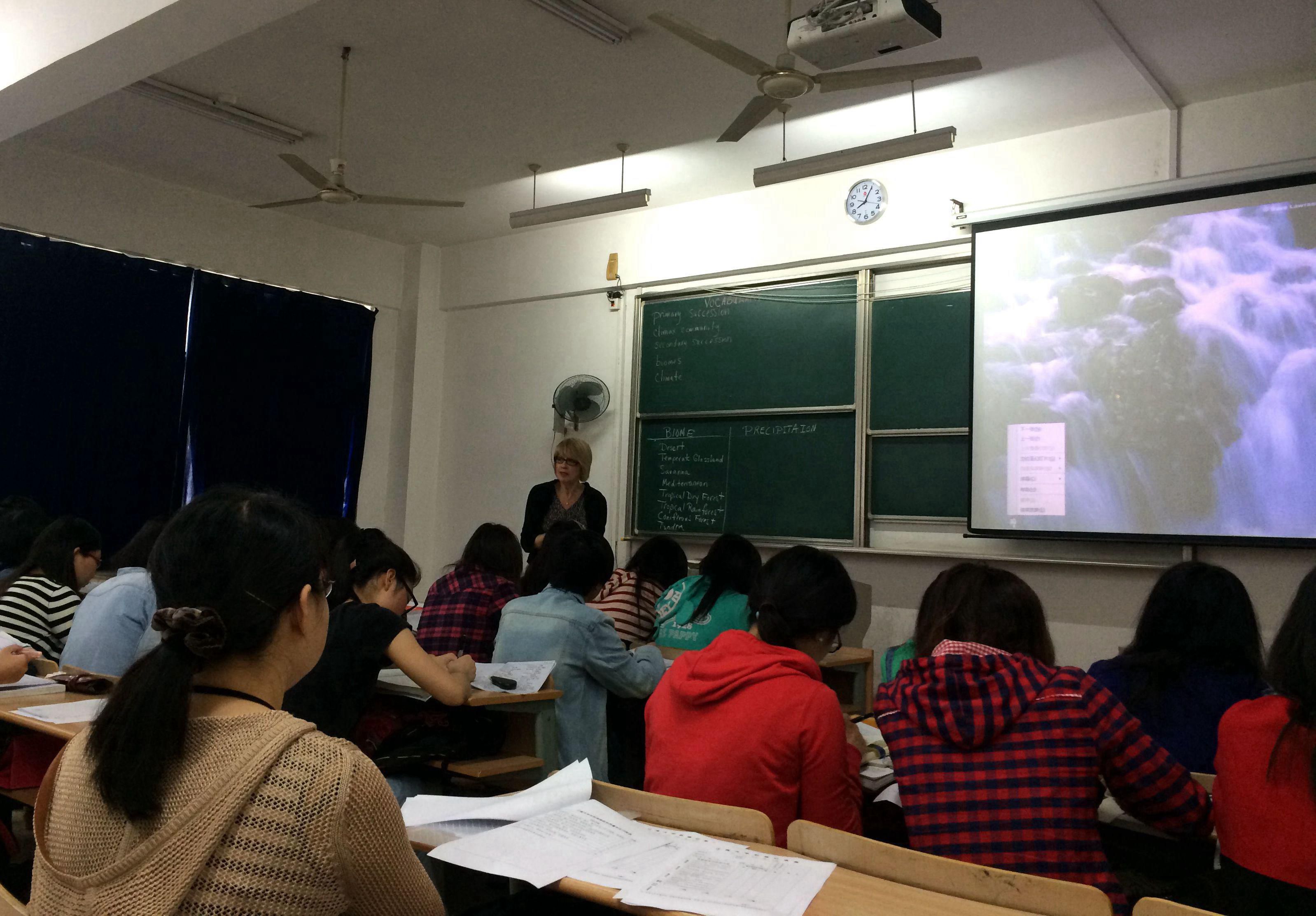 美国宾州州立大学Jacqueline McLaughlin博士来我院开展本科生双语教学课程