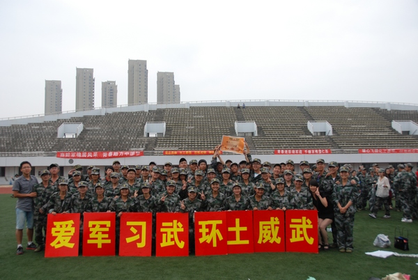 军训竞青春 环土展军魂 ——记江南大学2013年军训歌咏比赛