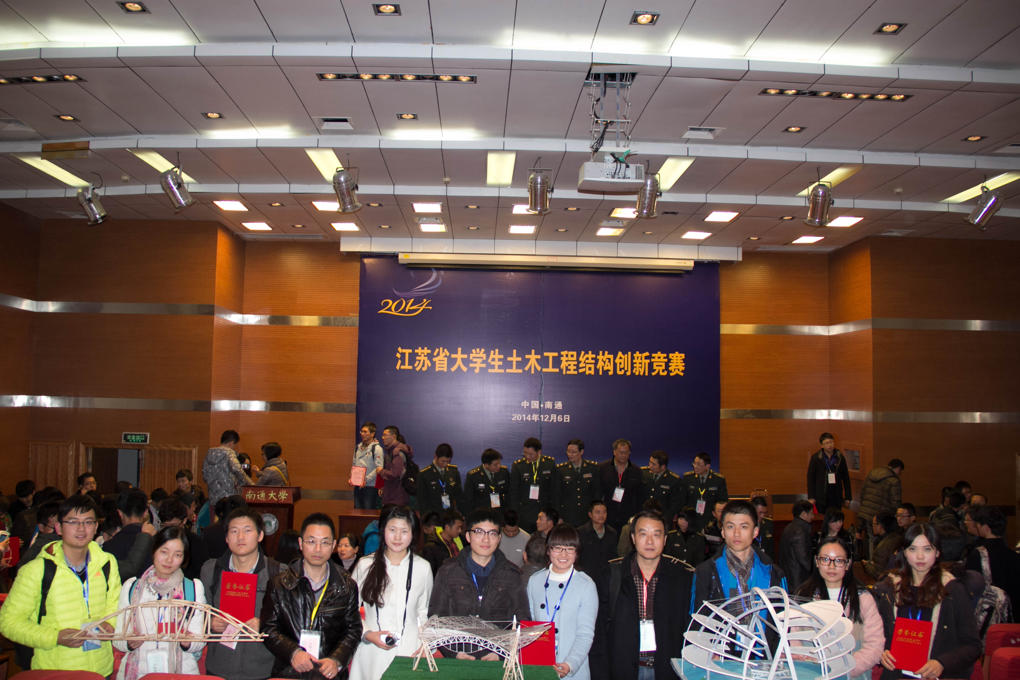 江南大学代表队在2014年省大学生土木工程结构创新竞赛中获得佳绩
