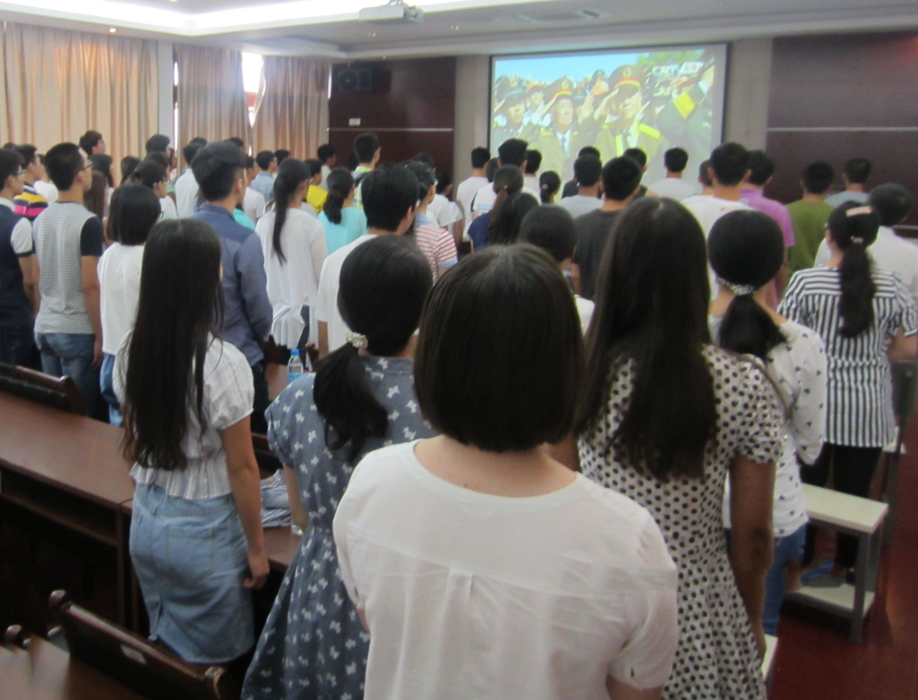 勿忘国耻，强我中华——环土学院师生欢聚一堂共同观看纪念抗战胜利70周年阅兵直播